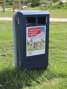 908881 Afbeelding van een afvalbak in het Amaliapark in de wijk Leidsche Rijn te Utrecht, met een grote sticker met de ...